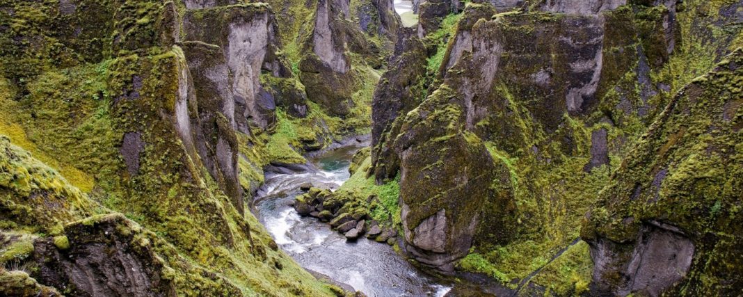 Iceland, Fjaorargljufur, Elevated view of Fjaora river flowing through steep rocky gorge