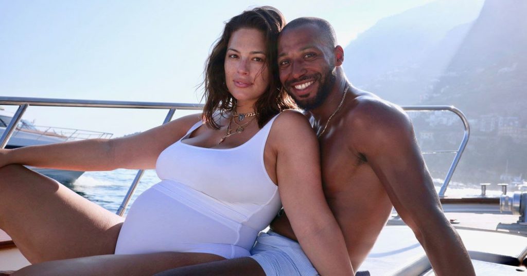 Pregnant Ashley Graham shows off beautiful stretch marks
